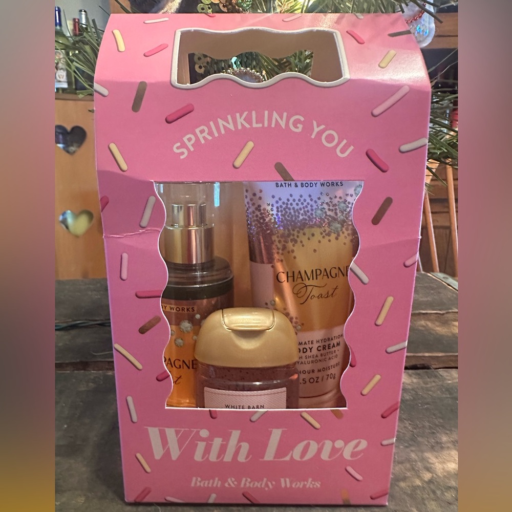 Bath & Body Works Champagne
Toast Set -Body Cream, Sanitizer,
Fragrance mist~New